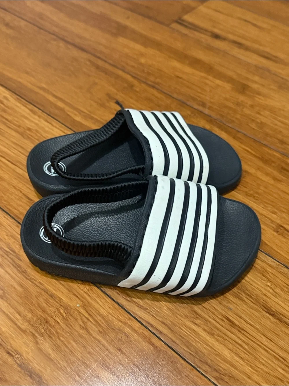 Wonder Nation Kids Black and White Slide Sandals with Elastic Heel size 7/8
